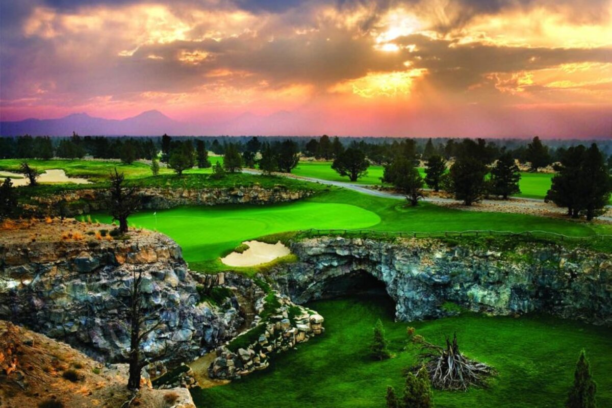 Pronghorn Fazio Course No. 8, the lava tube hole